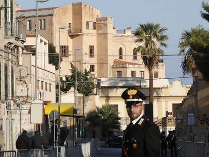 Un carabinero patrulla la zona junto al hotel Villa Igiea, donde se celebra la cita sobre Libia. 