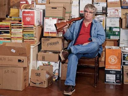 El escritor Chris Offutt, rodeado de la colección de material pornográfico de su padre.