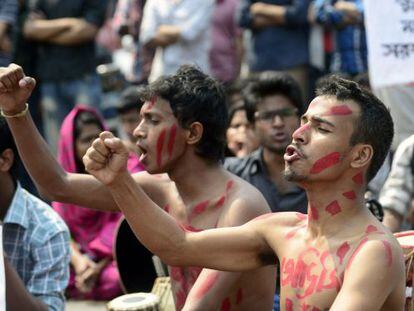 Activitas bangladeshíes protestan por el asesinato de Avijit Roy.