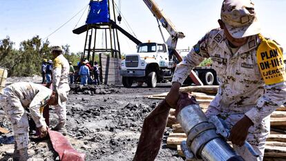 Militares mexicanos trabajan para rescatar a los mineros atrapados en Sabinas.