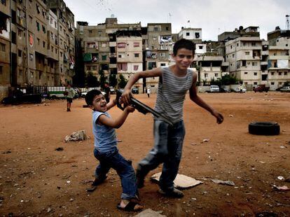 Alfonso Moral presenta en el proyecto <i>Líbano entre mar y fuego</i> (2000-08) imágenes que ofrecen una visión impactante y reveladora de la realidad cotidiana que se vive en aquel país de Oriente Próximo.