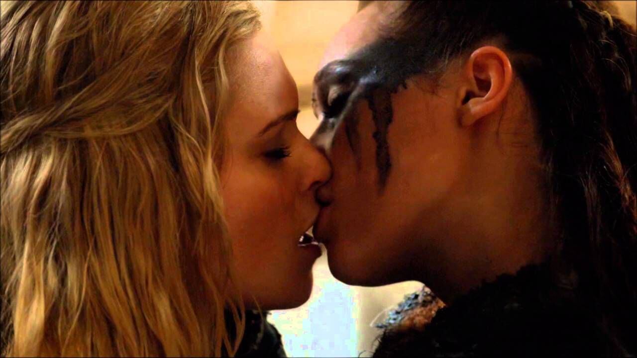 Un beso entre los personajes de Clarke y Lexa, en la serie 'Los 100'.