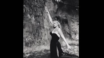 La escena del baño en la Fontana de Trevi de 'La dolce vita' de Fellini, en la imagen, convirtió a la actriz sueca en la imagen del erotismo y la libertad sexual, y no sólo en la Italia de 1959. Su popularidad no creció tanto por sus dotes para la interpretación, sino por su incuestionable belleza y la ligereza en su comportamiento sexual, que sorprendía en sociedades timoratas. Su gloria se fue apagando con el tiempo, hasta su muerte, a los 83 años en una clínica cerca de Roma.