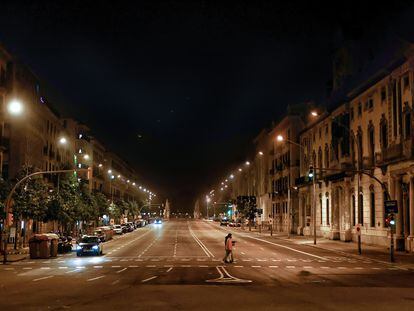 Una avenida de Barcelona durante la primera noche del toque de queda estas Navidades.