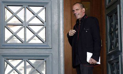 Yanis Varoufakis, en Atenas hablando por teléfono.