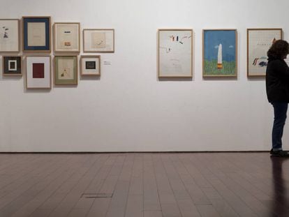 Obras del Equipo Múltiple, en una muestra que conmemora el 50 aniversario de su creción en el Espacio Santa Clara, en Sevilla.