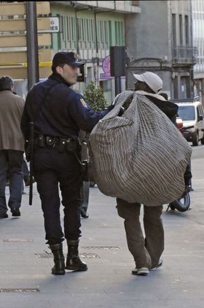 Detención de un mantero en Lugo.