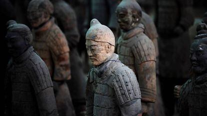 Varios guerreros de terracota, en Xian.