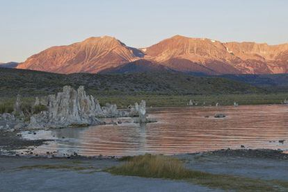 El lago Mono (California), donde se aislaron las bacterias de los experimentos de arsénico