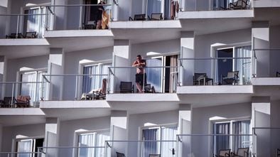 Balcones de un hotel en Torremolinos, esta semana, con algunos turistas tomando el sol.