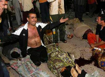 Un hombre llora la muerte de su hermano en uno de los atentados de Bagdad.