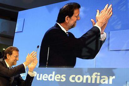 El líder del PP, Mariano Rajoy, aplaude a los asistentes a la convención tras finalizar su discurso de clausura.