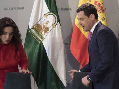 El presidente de la Junta de Andalucía, Juan Manuel Moreno Bonilla, junto a Rocío Ruiz, consejera de Igualdad y Dependencia.