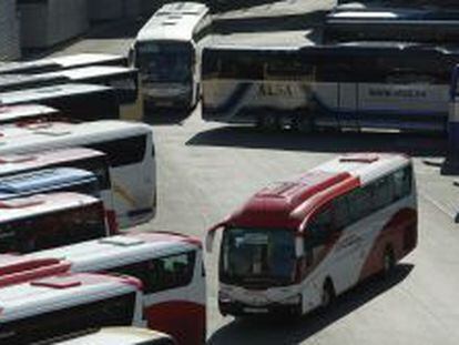 Autobuses de varias empresas en la Estaci&oacute;n Sur de Madrid.