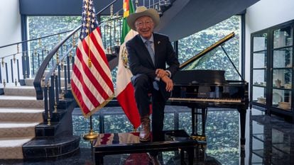 El embajador Ken Salazar posa en su residencia en Ciudad de México.