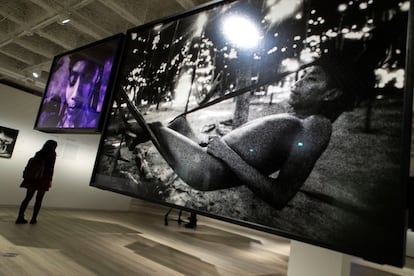 Dos de las imágenes de Claudia Andujar sobre los yanomami en la exposición de KBr de Mapfre Barcelona.