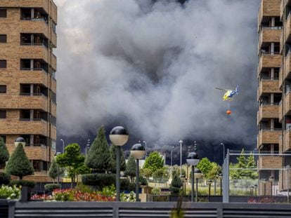 Una nube de humo procedente del vertedero ilegal se acerca a la ciudad residencial de El Qui&ntilde;&oacute;n, en Sese&ntilde;a.