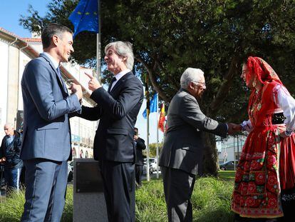 El presidente de España, Pedro Sánchez (a la izquierda), conversa con el alcalde de Viana Castelo, Luis Nobre, mientras el primer ministro de Portugal, António Costa, conversa con una integrante de danza este viernes en Viana Castelo.