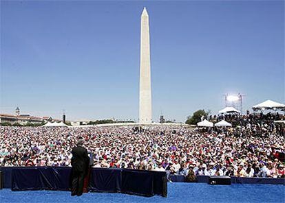 Bush se dirige a 200.000 personas, ante el obelisco a Washington, durante la inauguración del monumento que recuerda a los caídos en la II Guerra Mundial.