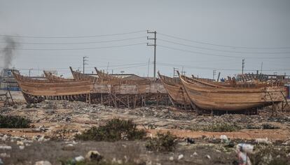 Una investigación de 2020, titulada 'Growing Into Poverty: Reconstructing Peruvian Small-Scale Fishing Effort Between 1950 and 2018' concluyó que el mar peruano está tan explotado, por el crecimiento de la flota pesquera, que ha llevado a muchos pescadores a la pobreza. En la imagen, un astillero ilegal en la localidad de La Tortuga. 