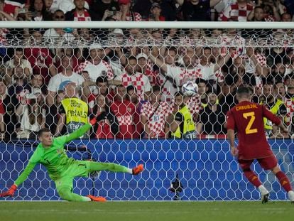 Dani Carvajal anota el penalti definitivo en la tanda de la final de la Liga de las Naciones entre España y Croacia, este domingo en Róterdam.