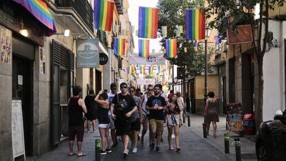 Un grupo de transeúntes pasean por el barrio de Chueca.