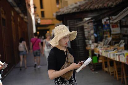 Una turista por el centro de Madrid.