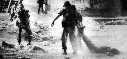 Soldados salvadoreños arrastran cadáveres de campesinos tras una operación en San Antonio Abad en 1982.