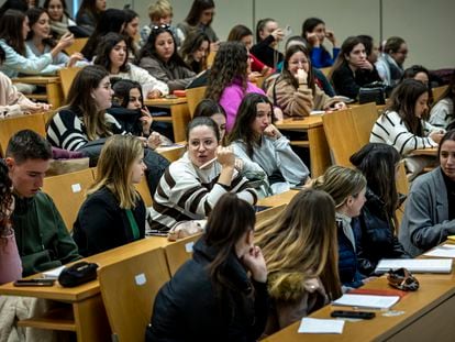 Estudiantes en una clase de la facultad de Magisterio de la Universitat de València, en una imagen del pasado febrero.