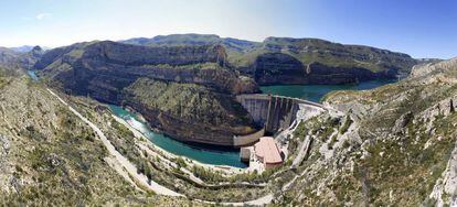 Central hidroeléctrica de Cortes en La Muela (Zaragoza).