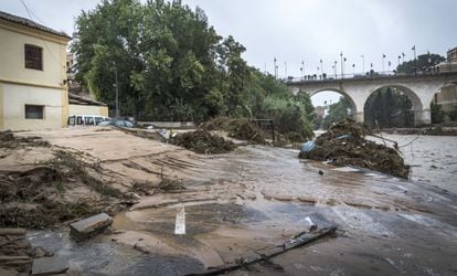 Daños causados tras el desbordamiento del río Clariano en la localidad valenciana de Ontinyent.
