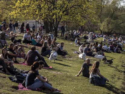 Ciudadanos berlineses se relajan en la orilla del río Spree, el pasado domingo en la capital alemana.