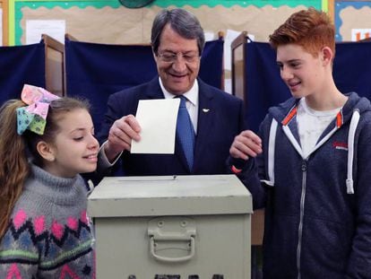 Anastasiadis vota en Limasol en compa&ntilde;&iacute;a de sus nietos.