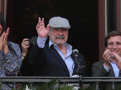 Antonio Resines, durante el pregón de las Fiestas de San Isidro 2022, acompañado por el alcalde de Madrid, José Luis Martínez-Almeida; y la vicealcaldesa, Begoña Villacís, el jueves en Madrid.