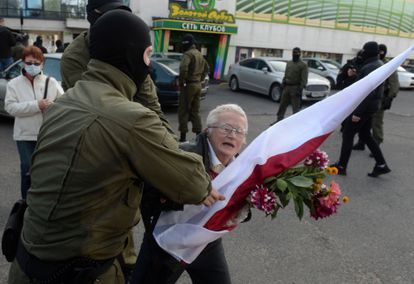Un policía bielorruso detiene a la activista Nina Baginskaya, este sábado en Minsk.