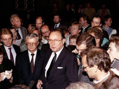 Hans-Dietrich Genscher, ministro de Asuntos Exteriores de la RFA, rodeado de periodistas el 30 de septiembre en 1989 en la embajada alemana en Praga.