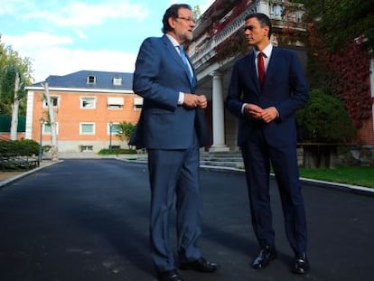 El presidente del Gobierno, Mariano Rajoy y el l&iacute;der del PSOE, Pedro S&aacute;nchez, esta tarde en La Moncloa. 