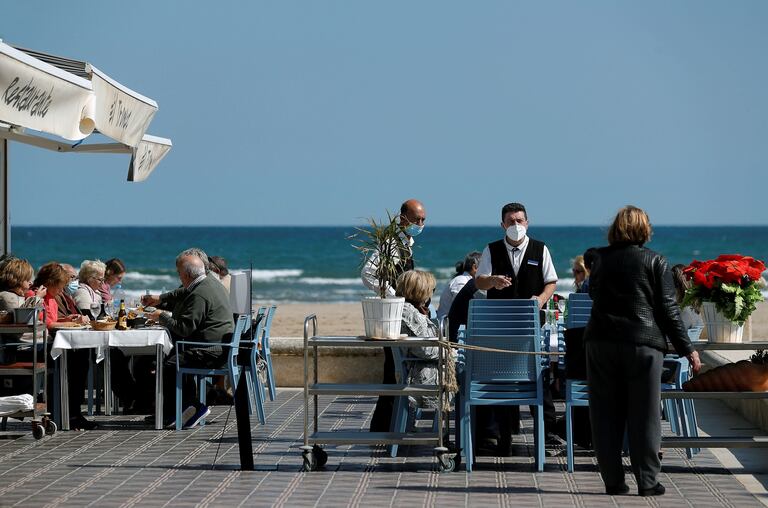 Uno de los restaurantes de la playa de la Malvarrosa de Valencia, este lunes.