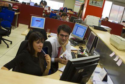 Trabajadores de Vodafone, en las oficinas que la compañía tiene en Madrid.