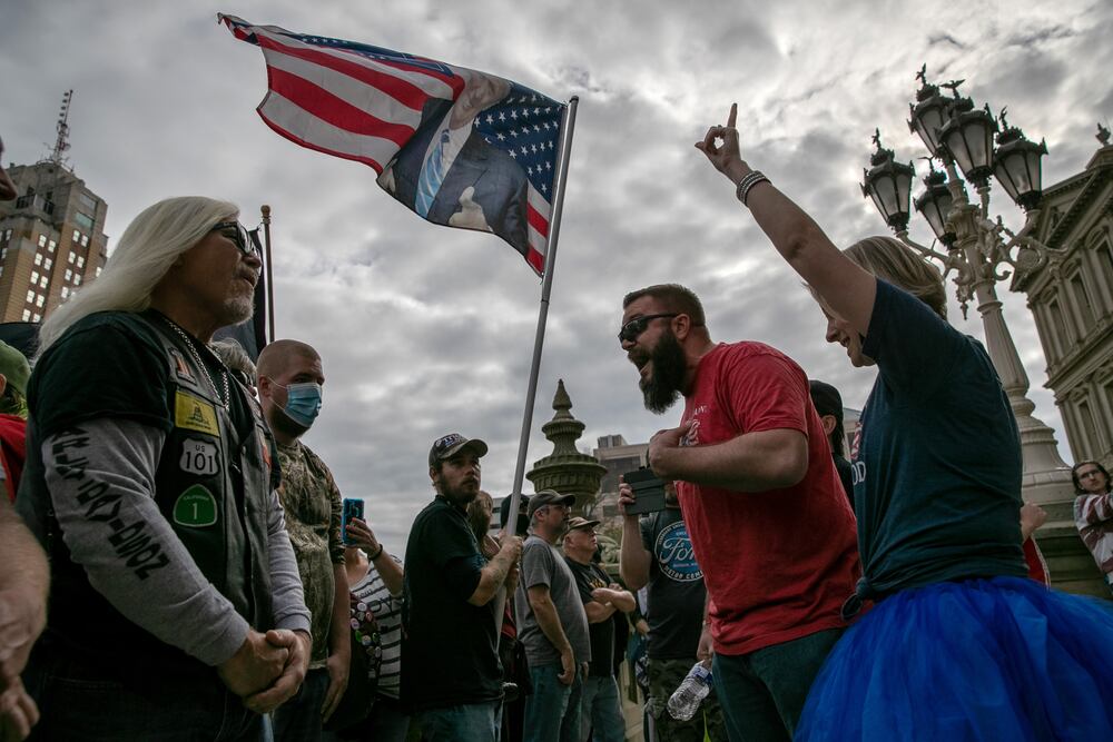 Manifestantes pro y anti Trump discuten en Michigan el 8 de noviembre.