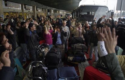 Un grupo de viajeros de Air Comet que deberían haber volado a Lima cortan una de las entradas a la T1 de Barajas.