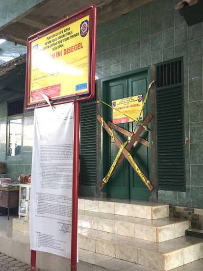 Un precinto policial sella la entrada de la mezquita de la comunidad ahmadía en Depok (Java Occidental, Indonesia).