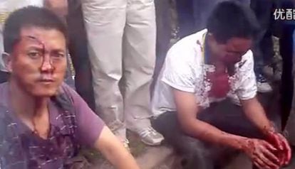 Dos trabajadores heridos en una protesta en la provincia china de Guizhou, en una imagen tomada de un vídeo colgado en Youku.