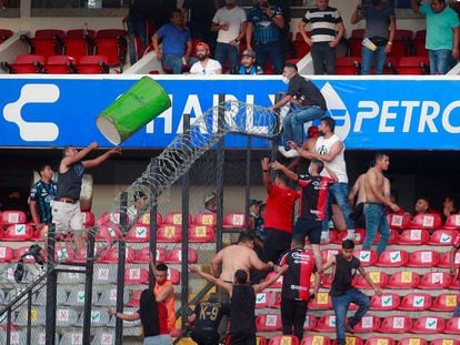 Un momento de la batalla campal del sábado en el estadio La Corregidora de Querétaro.