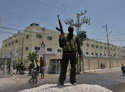 Un miliciano de Hamás, frente al cuartel general de la Fuerza de Seguridad Preventiva en Gaza.