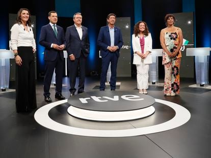 Los principales candidatos a las elecciones andaluzas, durante el primer debate electoral, el lunes en Sevilla.