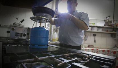 Jordi, del restaurante La Terraza, cocina utilizando cámping-cas.