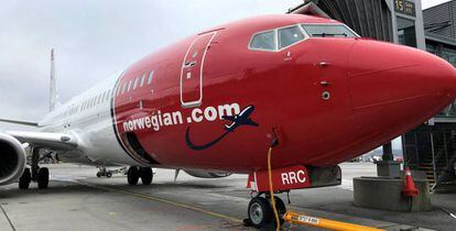 Un avión de Norwegian carga combuistible en el aeropuerto de Oslo Gardermoen.