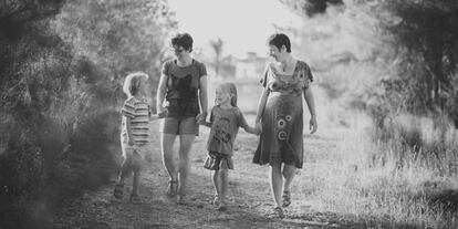 Brenda y María José con sus hijos mayores, mientras esperaban la llegada de Lennon.