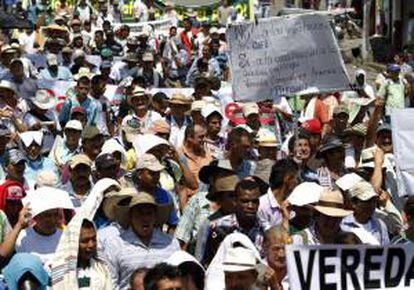 Campesinos caficultores participan en una manifestación en el municipio de Quinchia, departamento de Risaralda (Colombia), para exigir respaldo gubernamental ante la crisis del sector que arrancó hace más de un año, motivada por los bajos precios del grano.